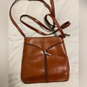 Vintage Vera Pelle Italian leather crossbody bag, small. Medium brown. Zip front